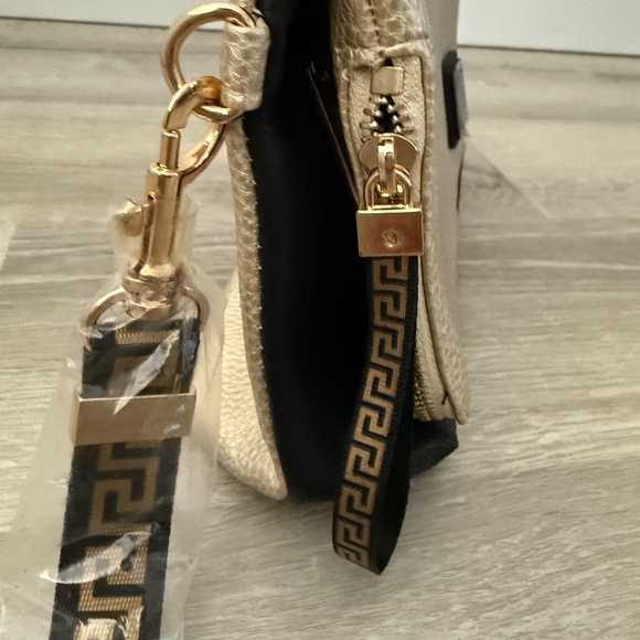 VERSACE Authentic NWOT Black and Gold Parfume Clutch/Bag - Picture 6 of 15